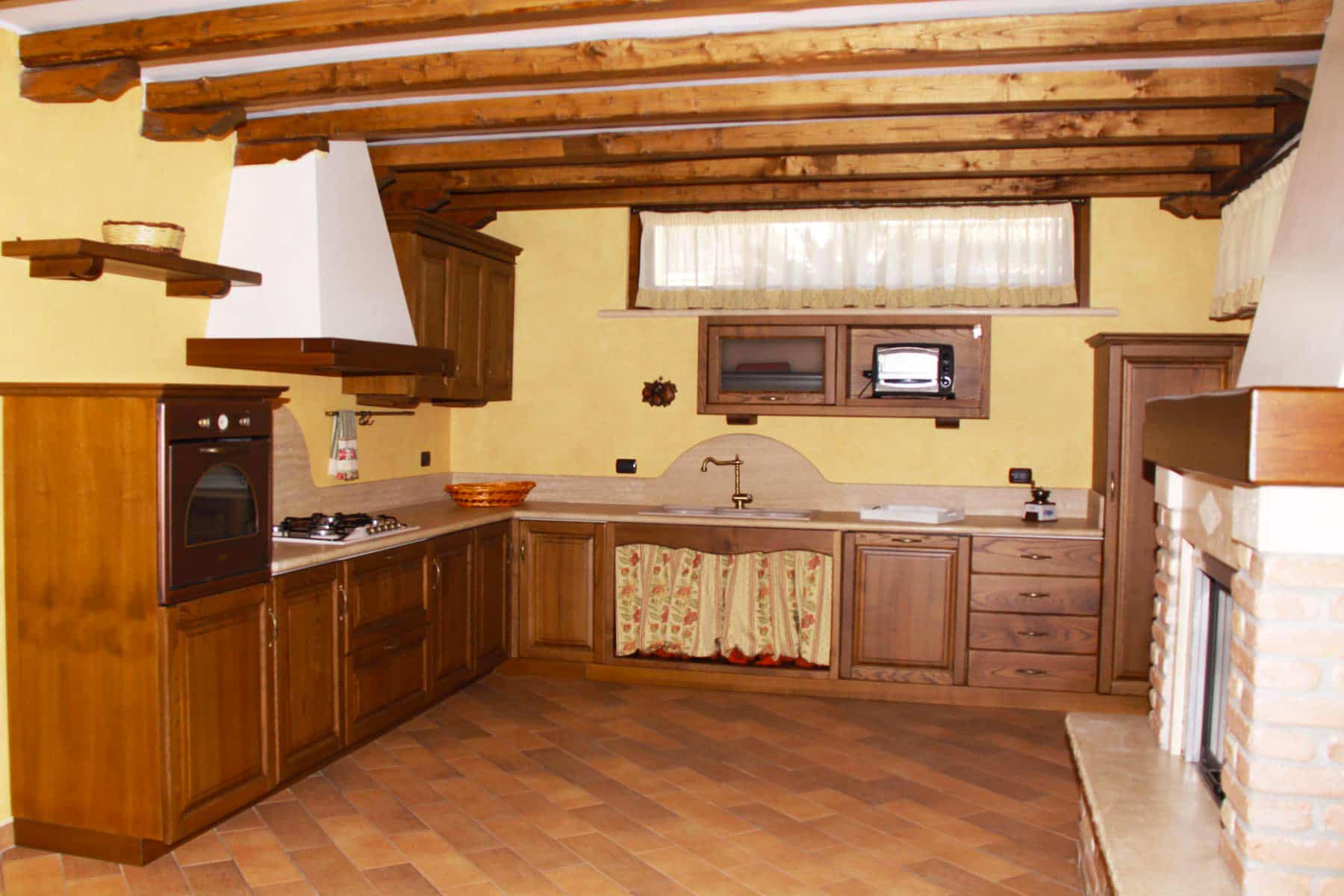 Cucina con ante in castagno - Falegnameria Caponi Cucina con ante in castagno - Falegnameria Caponi